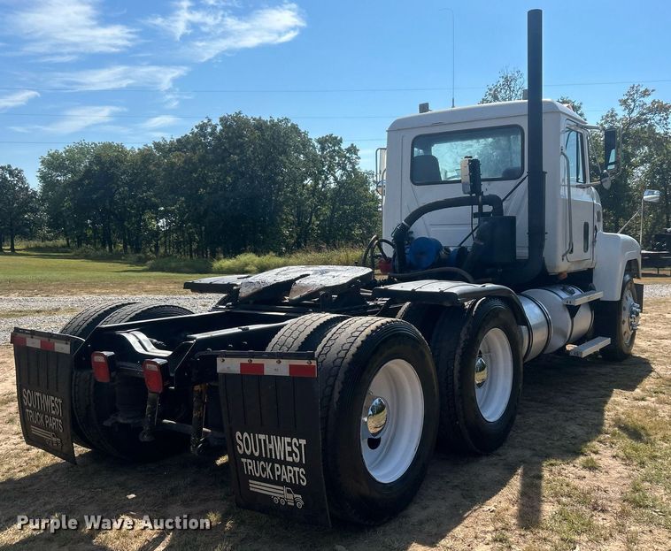 image for item DO7548 1994 Mack CH613 semi truck