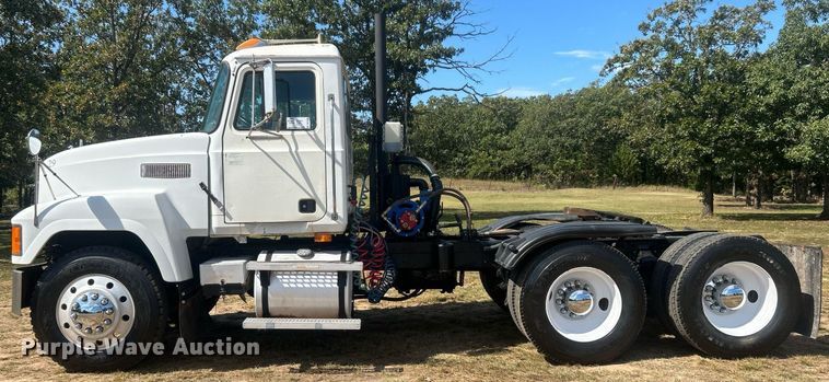 image for item DO7548 1994 Mack CH613 semi truck