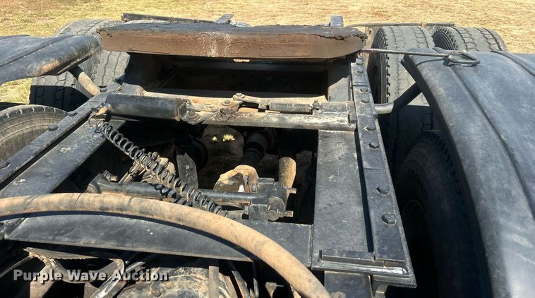 image for item DO7548 1994 Mack CH613 semi truck