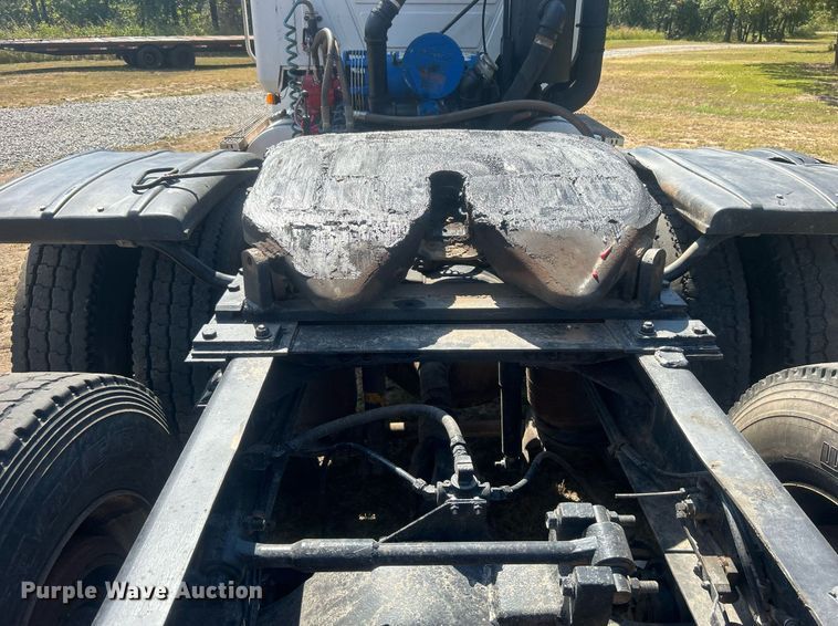 image for item DO7548 1994 Mack CH613 semi truck