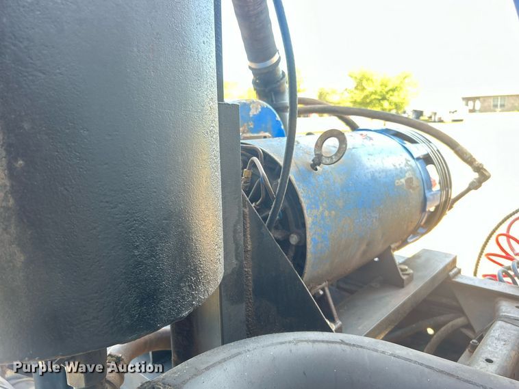 image for item DO7548 1994 Mack CH613 semi truck