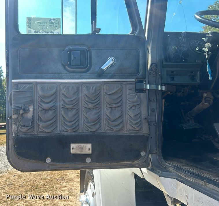 image for item DO7548 1994 Mack CH613 semi truck