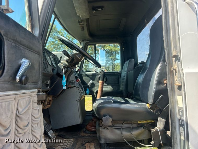 image for item DO7548 1994 Mack CH613 semi truck