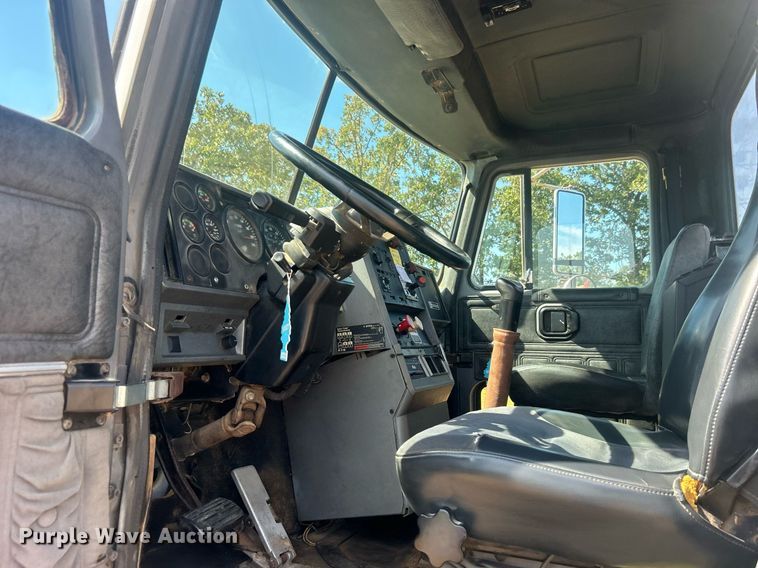 image for item DO7548 1994 Mack CH613 semi truck