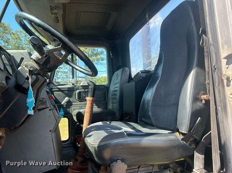 image for item DO7548 1994 Mack CH613 semi truck