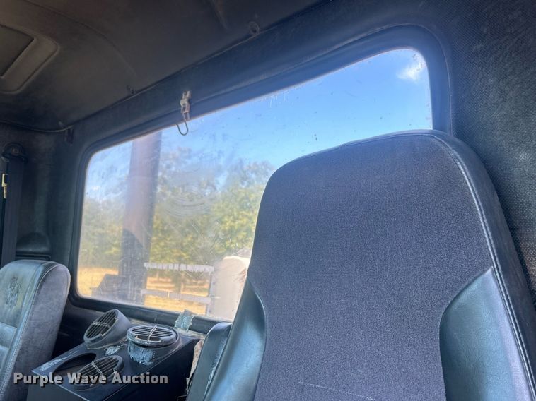 image for item DO7548 1994 Mack CH613 semi truck