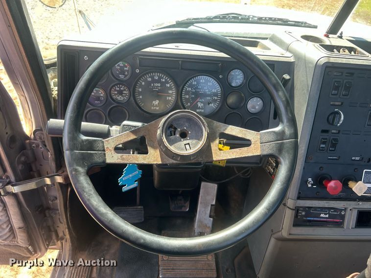 image for item DO7548 1994 Mack CH613 semi truck
