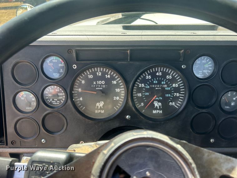 image for item DO7548 1994 Mack CH613 semi truck