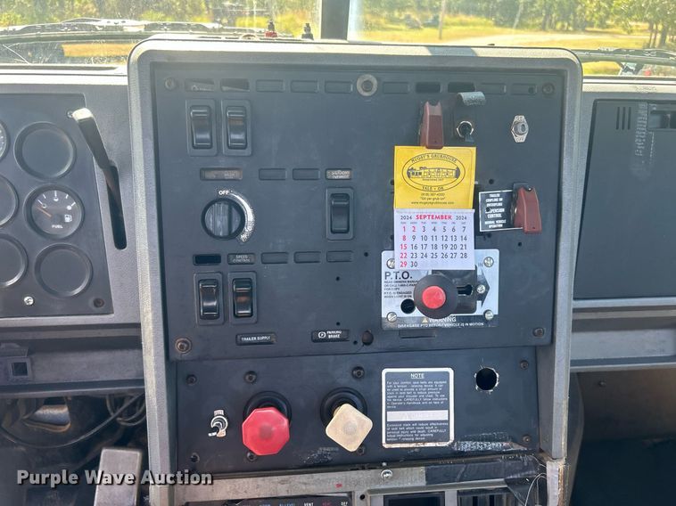 image for item DO7548 1994 Mack CH613 semi truck