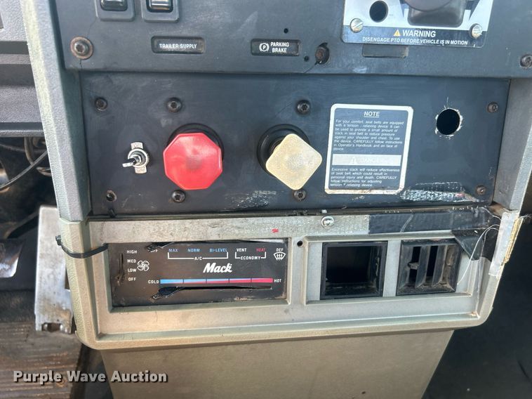 image for item DO7548 1994 Mack CH613 semi truck