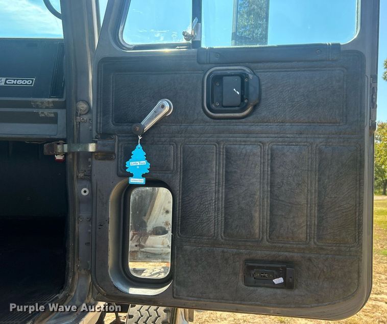 image for item DO7548 1994 Mack CH613 semi truck