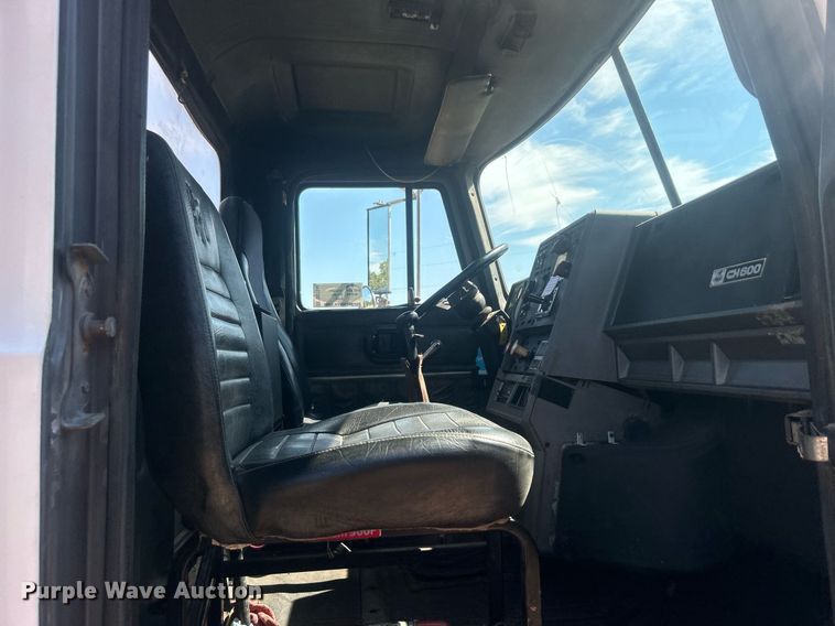 image for item DO7548 1994 Mack CH613 semi truck