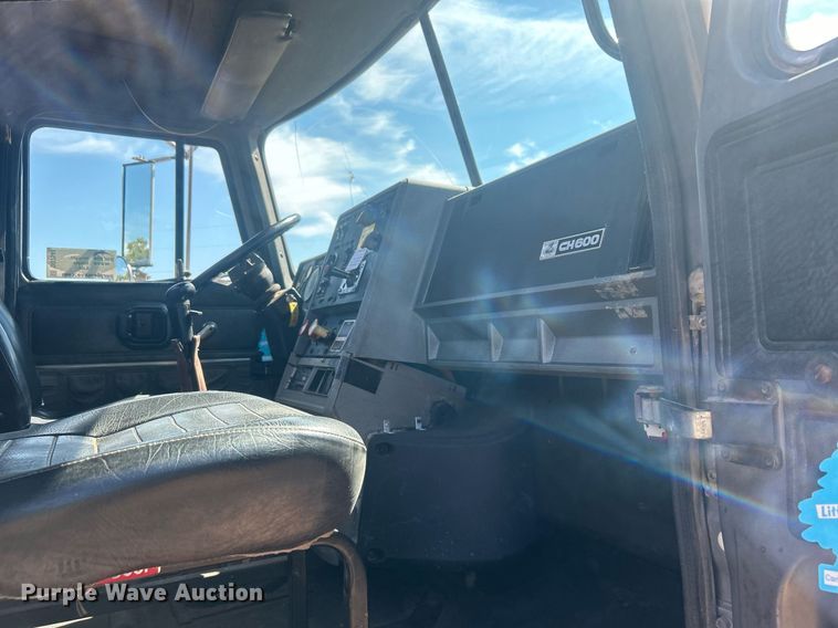 image for item DO7548 1994 Mack CH613 semi truck