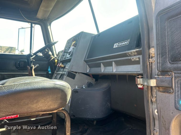 image for item DO7548 1994 Mack CH613 semi truck