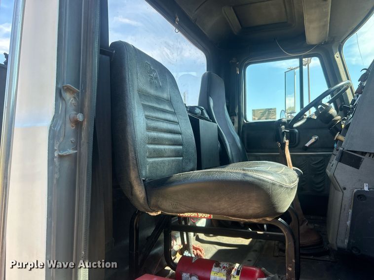 image for item DO7548 1994 Mack CH613 semi truck