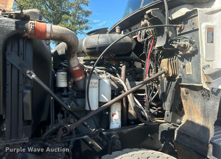 image for item DO7548 1994 Mack CH613 semi truck