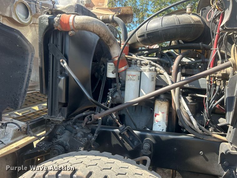 image for item DO7548 1994 Mack CH613 semi truck