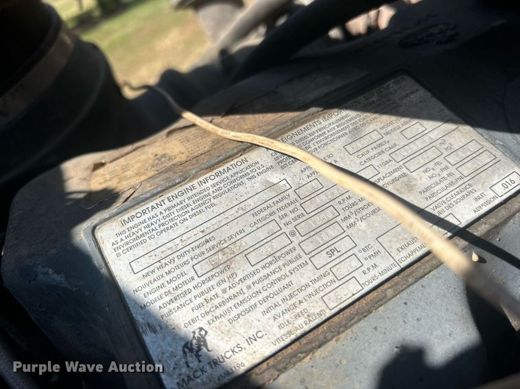 image for item DO7548 1994 Mack CH613 semi truck