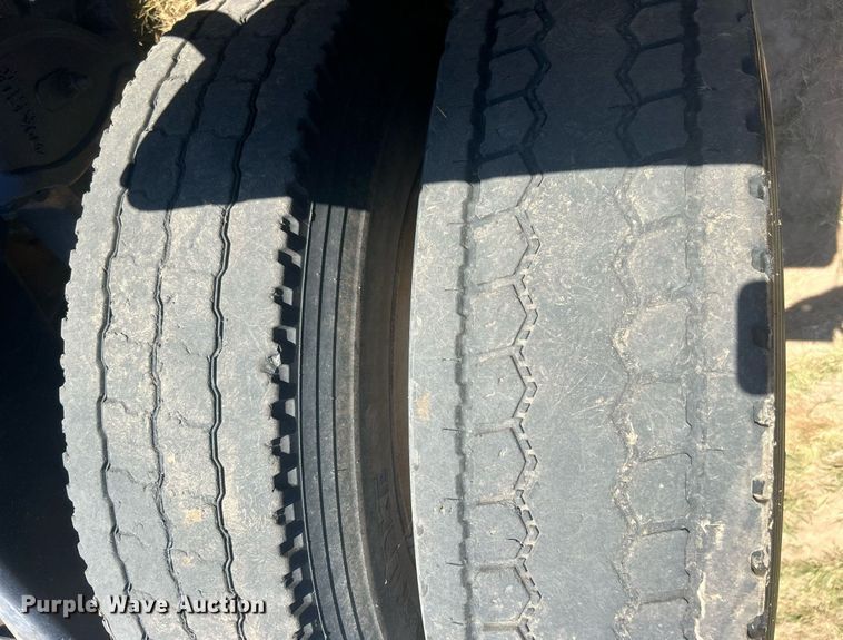 image for item DO7548 1994 Mack CH613 semi truck