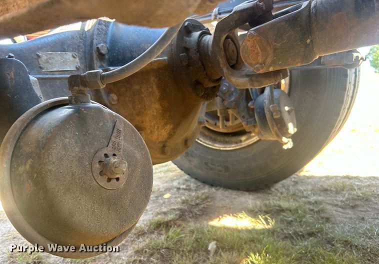 image for item DO7548 1994 Mack CH613 semi truck