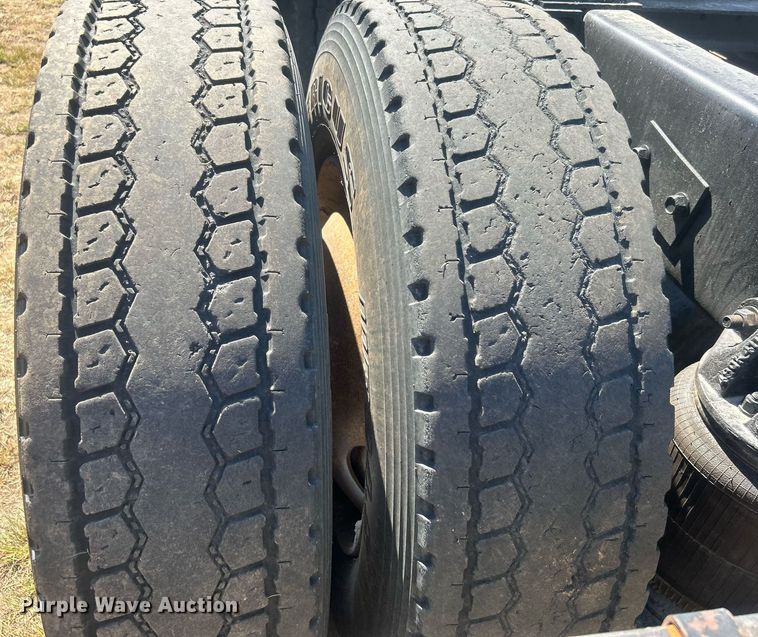 image for item DO7548 1994 Mack CH613 semi truck