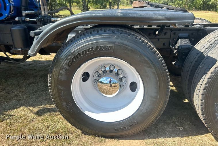 image for item DO7548 1994 Mack CH613 semi truck