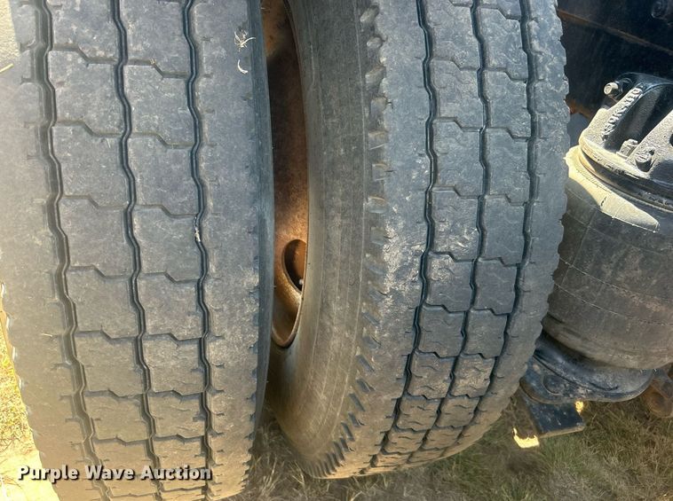 image for item DO7548 1994 Mack CH613 semi truck