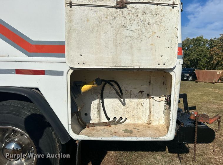 image for item DO7549 2007 International  4300 wireline truck