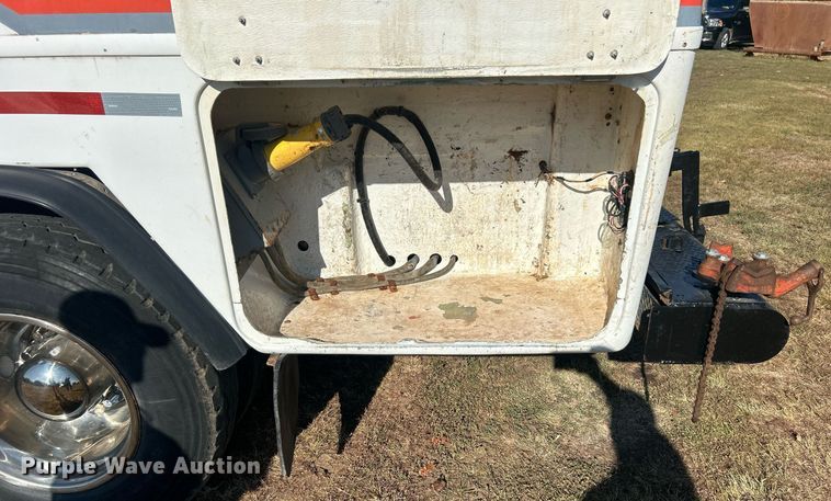 image for item DO7549 2007 International  4300 wireline truck