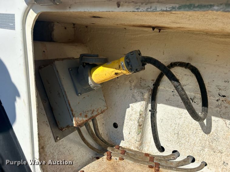 image for item DO7549 2007 International  4300 wireline truck