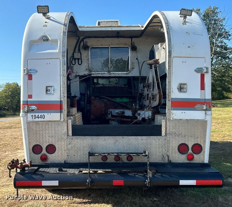 image for item DO7549 2007 International  4300 wireline truck