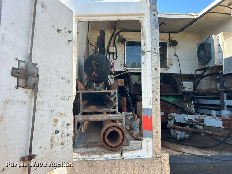 image for item DO7549 2007 International  4300 wireline truck