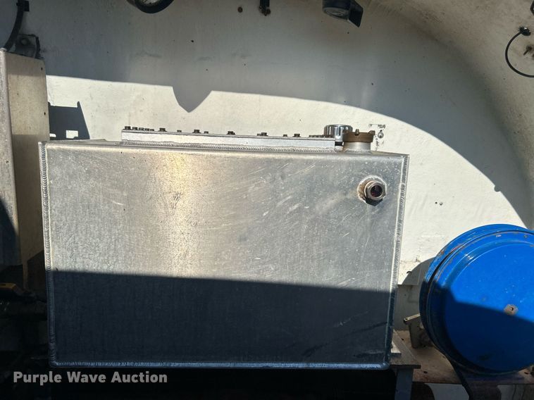 image for item DO7549 2007 International  4300 wireline truck