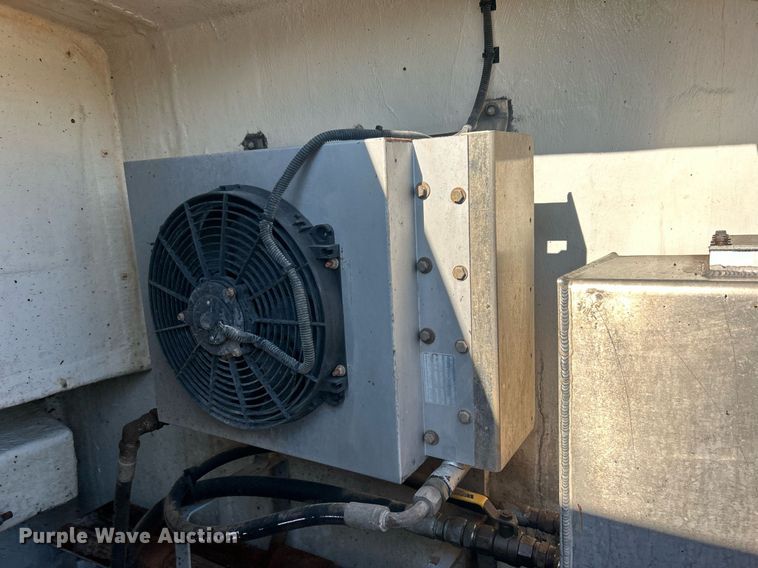 image for item DO7549 2007 International  4300 wireline truck