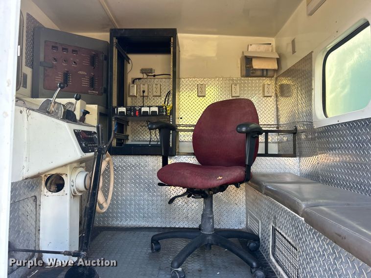 image for item DO7549 2007 International  4300 wireline truck