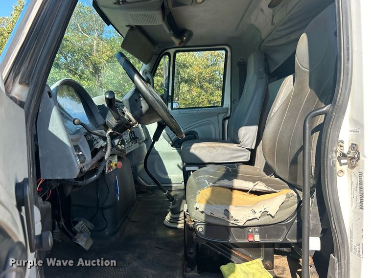 image for item DO7549 2007 International  4300 wireline truck