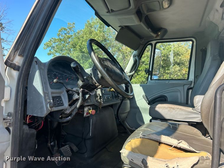 image for item DO7549 2007 International  4300 wireline truck