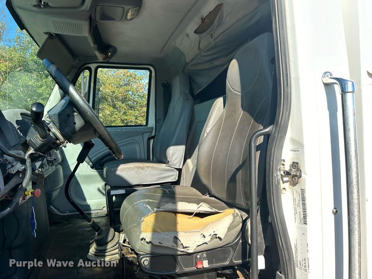 image for item DO7549 2007 International  4300 wireline truck