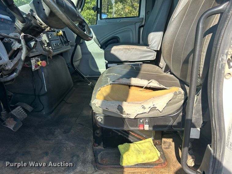 image for item DO7549 2007 International  4300 wireline truck