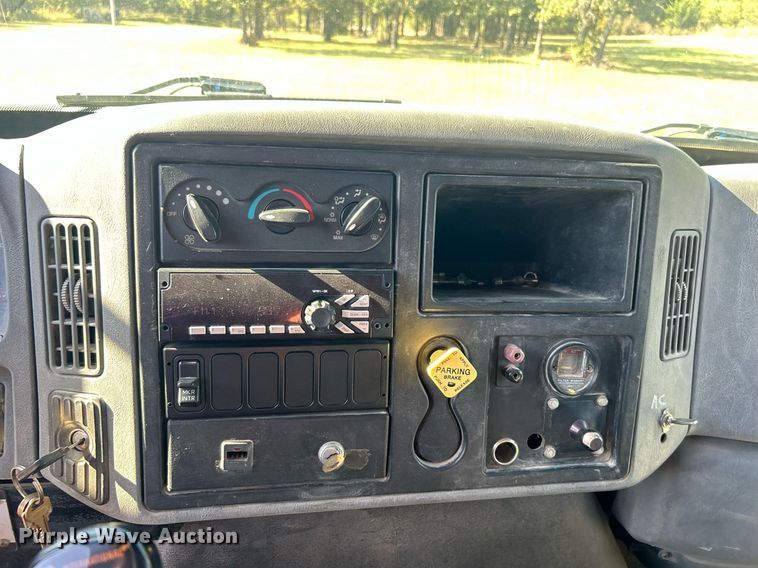 image for item DO7549 2007 International  4300 wireline truck