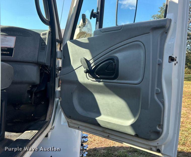 image for item DO7549 2007 International  4300 wireline truck