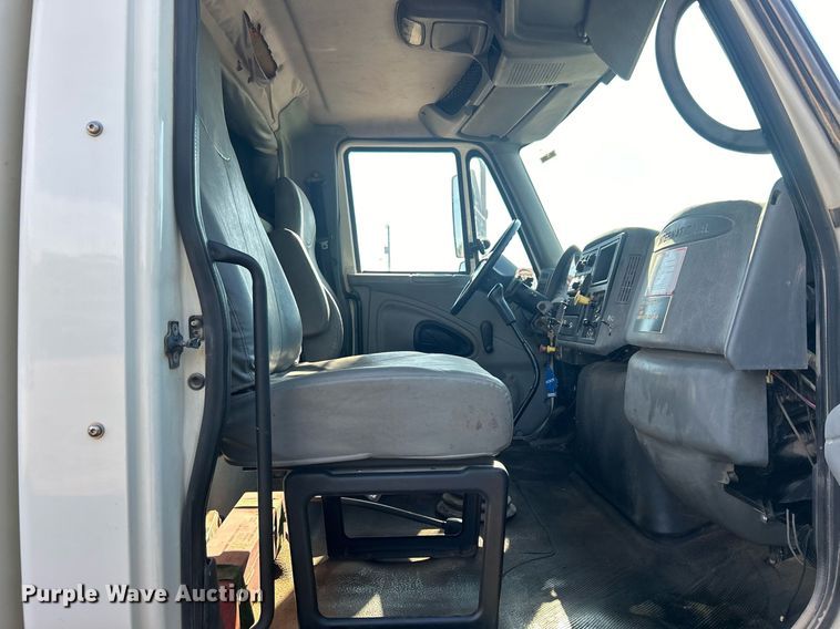 image for item DO7549 2007 International  4300 wireline truck