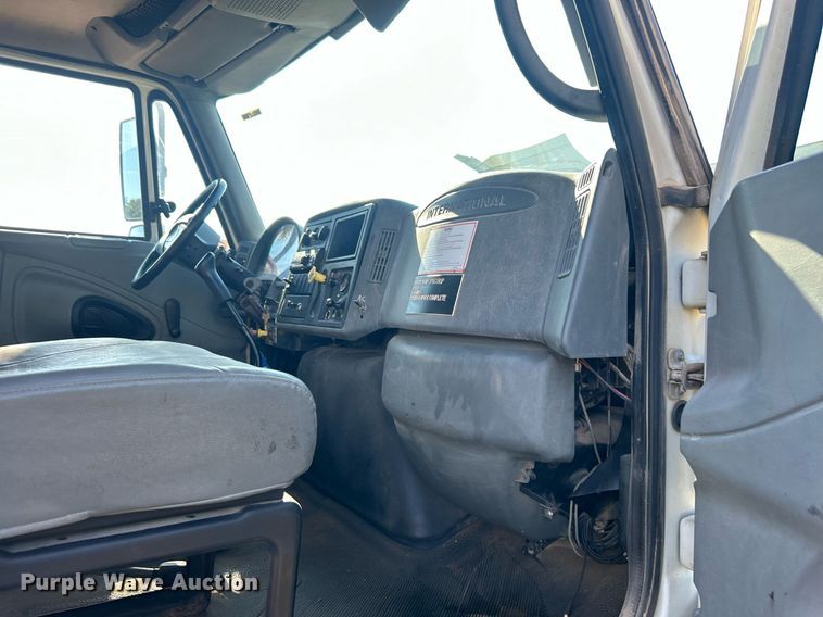 image for item DO7549 2007 International  4300 wireline truck