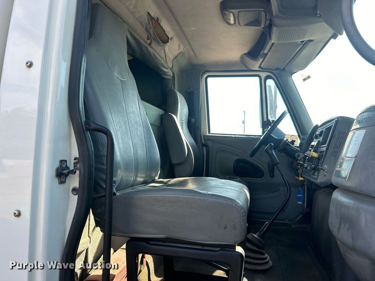 image for item DO7549 2007 International  4300 wireline truck