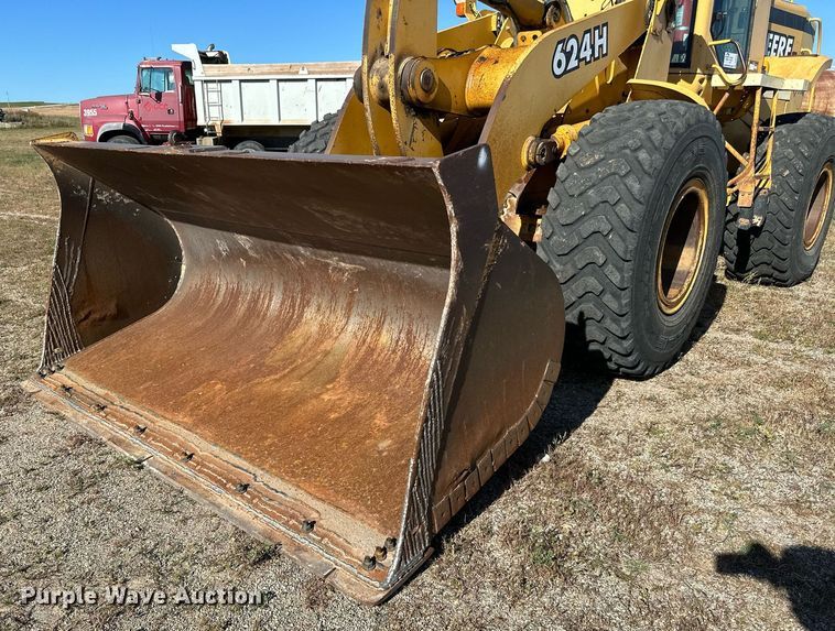 image for item DP8528 1996 John Deere 624G wheel loader