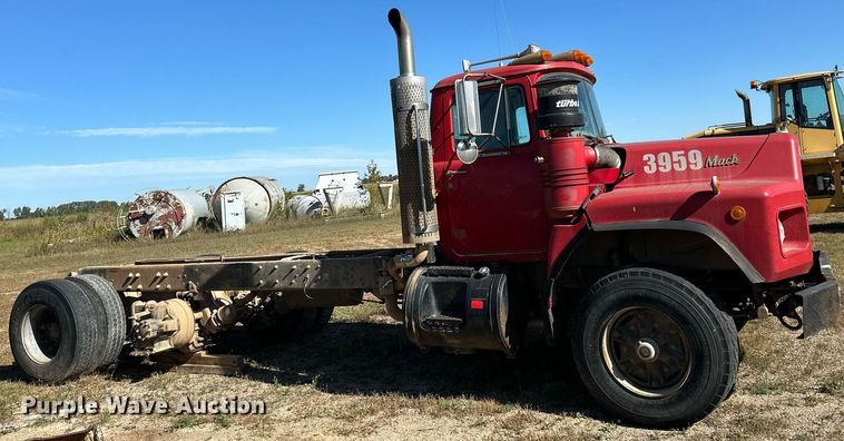 image for item DP8529 1990 Mack  RB690S truck cab and chassis