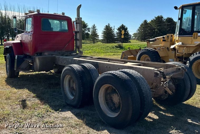 image for item DP8529 1990 Mack  RB690S truck cab and chassis