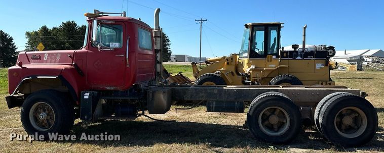 image for item DP8529 1990 Mack  RB690S truck cab and chassis