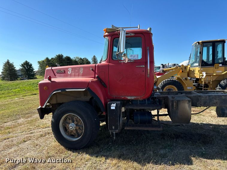 image for item DP8529 1990 Mack  RB690S truck cab and chassis