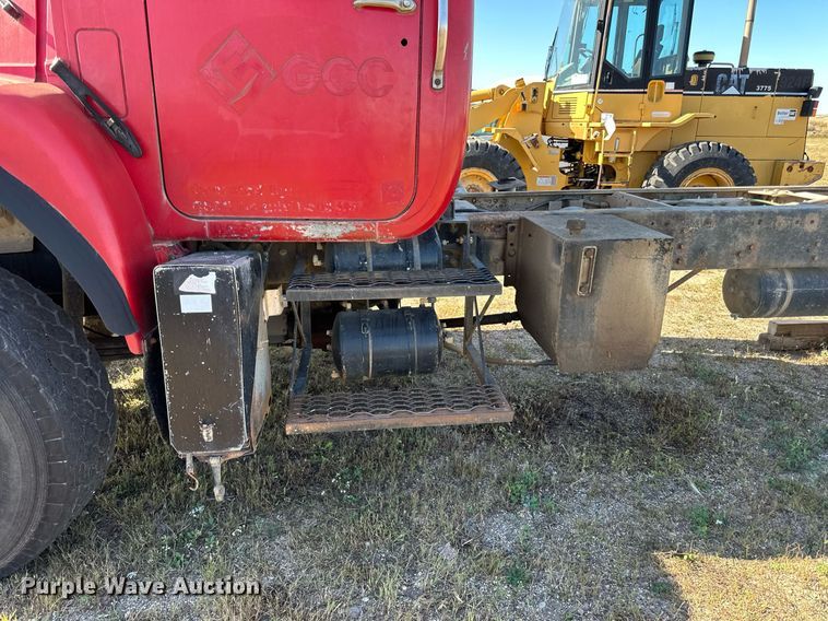 image for item DP8529 1990 Mack  RB690S truck cab and chassis